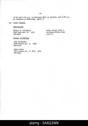 Die Minneapolis Public Library verteilte 1975 ein wöchentliches Bulletin an ihre Mitarbeiter, das wichtige Informationen über Bibliothekstätigkeiten, Dienstleistungen und personalbezogene Angelegenheiten enthält. Stockfoto