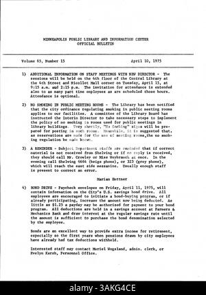 Dieses offizielle Bulletin, das 1975 wöchentlich an Mitarbeiter der Minneapolis Public Library verteilt wurde, hielt die Mitarbeiter über Services, Ereignisse und betriebliche Updates auf dem Laufenden. Stockfoto