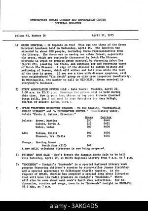Dieses wöchentliche Bulletin 1975 wurde an Mitarbeiter der Minneapolis Public Library verteilt, in dem aktuelle Informationen über den Bibliotheksbetrieb, Mitarbeiternachrichten und bevorstehende Veranstaltungen bereitgestellt wurden. Stockfoto