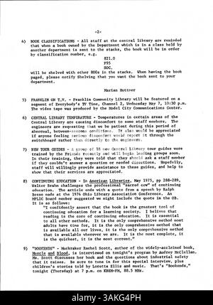 Die Minneapolis Public Library verteilte 1975 wöchentliche Bulletins, um die Mitarbeiter über Bibliotheksbetrieb, Veranstaltungen und Mitarbeiternachrichten auf dem Laufenden zu halten. Stockfoto