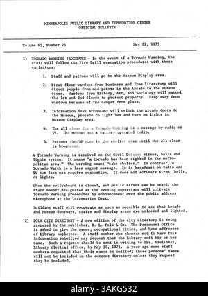 Dieses wöchentliche Bulletin, das 1975 veröffentlicht wurde, sollte das Personal der Minneapolis Public Library über Veranstaltungen, Bibliotheksdienste und interne Vorgänge auf dem Laufenden halten. Stockfoto