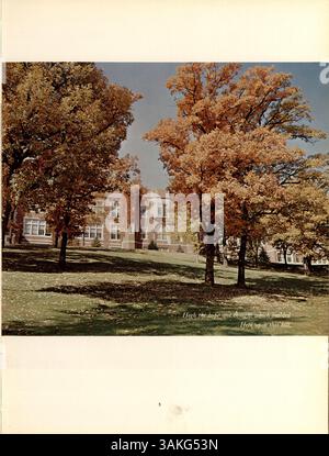Die 1966 erschienene Ausgabe des Blake Yearbook, Call O' Pan, ist eine visuelle und schriftliche Aufzeichnung des Schuljahres 1965-1966, in der Schüler, Lehrer, Leichtathletik, Clubs, und andere Ereignisse, die das Highschool-Erlebnis während dieser Zeit prägten. Stockfoto