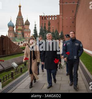 26. Oktober 2016 - Moskau, Russland - NASA International Space Station Expedition 50 Sojus MS-03 Prime Crew Mitglieder (L-R) der amerikanische Astronaut Peggy Whitson, der russische Kosmonaut Oleg Nowitskiy von Roscosmos und der französische Astronaut Thomas Pesquet von der Europäischen Weltraumorganisation besuchen den Roten Platz, um Rosen auf die Gräber ehemaliger russischer Weltraumikonen 2016 zu legen. (Kreditbild: © Bill Ingalls/NASA via ZUMA Wire) Stockfoto