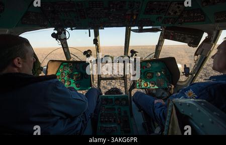 10. April 2017 – Zhezkazgan, Kasachstan – russische Hilfsteams treffen am Sojus MS-02 ein und beginnen mit der Bergung der Besatzung in einem abgelegenen Gebiet am 10. April 2017 in der Nähe von Zhezkazgan, Kasachstan. Die Rakete trägt die US-amerikanische Raumstation Expedition 50 Astronaut Shane Kimbrough von der NASA und die Kosmonauten Sergej Ryzhikow und Andrey Borisenko von Roscosmos nach 173 Tagen im Weltraum. (Kreditbild: © Bill Ingalls/NASA via ZUMA Wire) Stockfoto