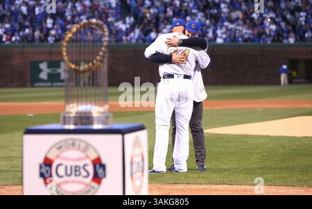 12. April 2017 – Chicago, IL, USA – mit der Commissioners Trophy im Vordergrund umarmt Chicago Cubs Starting Pitcher Jon Lester (34) den ehemaligen Cubs Catcher David Ross, nachdem Ross den ersten Platz vor einem Spiel gegen die Los Angeles Dodgers im Wrigley Field am Mittwoch, den 12. April 2017 in Chicago verließ. (Bild: © Chris Sweda/TNS via ZUMA Wire) Stockfoto