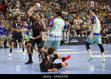 Köln, Deutschland. April 2025. Nikolaj Enderleit (MT Melsungen #04), Elias Huber (HBW Balingen-Weilstetten #07), Rogerio Moraes (MT Melsungen #13), Max Santos (HBW Balingen-Weilstetten #14), Jonathan Svensson (MT Melsungen #28), Robert Timmermeister (HBW Balingen-Weiletten #19) MT Melsungen vs. HBW Balsungen vs. 2024, Halbfinale, Halbfinale, Halbfinale, Hbale, HB, Handfinale, Handball, Hbale, Hbf 2025. 12.04.2025 Foto: Eibner-Pressefoto/Thomas Stoecker Credit: dpa/Alamy Live News Stockfoto