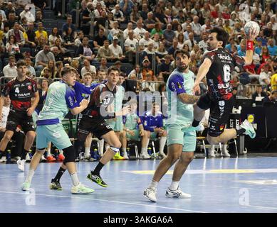 Köln, Deutschland. April 2025. V.l. Nikolaj Enderleit (MT Melsungen #04), Elias Huber (HBW Balingen-Weilstetten #07), Ian Barrufet (MT Melsungen #83), Max Santos (HBW Balingen-Weilstetten #14), Erik Balenciaga (MT Melsungen #06) MT Melsungen vs. HBW Balingen-Weilstetten, Handball, DHB Pokal, Halbfinale 2, Spielzeit 2024/2025 12.04.2025 Foto: Eibner-Pressefoto/Thomas Stoecker Credit: dpa/Alamy Live News Stockfoto