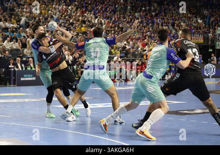 Köln, Deutschland. April 2025. V.l. Robert Timmermeister (HBW Balingen-Weilstetten #19), Nikolaj Enderleit (MT Melsungen #04), Max Santos (HBW Balingen-Weilstetten #14), Csaba Leimeter (HBW Balingen-Weilstetten #05), Rogerio Moraes (MT Melsungen #13) MT Melsungen vs. HBW Balingen-Weilstetten, Handball, DHB, Pokal, 2024/2, Spielzeit 2025, Spielzeit 12.04.2025 Foto: Eibner-Pressefoto/Thomas Stoecker Credit: dpa/Alamy Live News Stockfoto