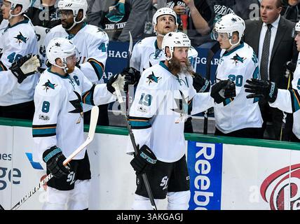 24. März 2017. Das San Jose Sharks Center Joe Thornton (19) und das San Jose Sharks Center Joe Pavelski (8) während eines Spiels zwischen den San Jose Sharks und den Dallas Stars im American Airlines Center in Dallas, Texas. Manny Flores/Cal Sport Media Stockfoto