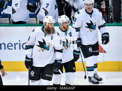 24. März 2017. Das San Jose Sharks Center Joe Thornton (19) und das San Jose Sharks Center Joe Pavelski (8) während eines Spiels zwischen den San Jose Sharks und den Dallas Stars im American Airlines Center in Dallas, Texas. Manny Flores/Cal Sport Media Stockfoto