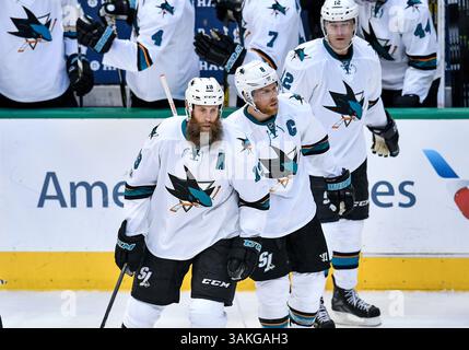 24. März 2017. Das San Jose Sharks Center Joe Thornton (19) und das San Jose Sharks Center Joe Pavelski (8) während eines Spiels zwischen den San Jose Sharks und den Dallas Stars im American Airlines Center in Dallas, Texas. Manny Flores/Cal Sport Media Stockfoto