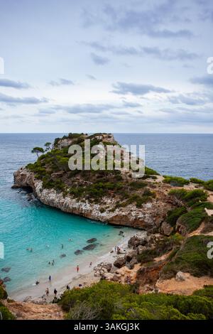 Das malerische Caló del Moro auf Mallorca, berühmt für sein helles türkisfarbenes Wasser und den Sandstrand umgeben von grünen Klippen, Balearen, Spanien. Stockfoto