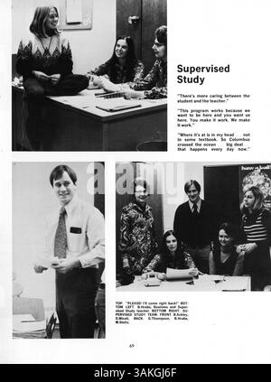 Das Jahrbuch „Contrails“ 1973 der Lindbergh High School dokumentiert das Schuljahr 1972-1973 und zeigt Schüler, Lehrer, Vereine, Leichtathletik, und wichtige Ereignisse aus Hennepin County, Minnesota. Stockfoto