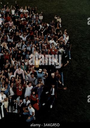 Das Jahrbuch „Echowan“ 1984 der St. Louis Park High School zeigt wichtige Ereignisse und Erinnerungen aus dem Schuljahr 1983-1984 auf, darunter Leichtathletik, Schulclubs, Schülerporträts und die Beteiligung der Lehrkräfte. Stockfoto