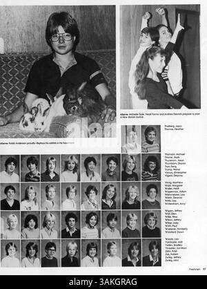 Das Jahrbuch Echowan '84 der St. Louis Park High School fasst die Höhepunkte des Schuljahres fest, von sportlichen Veranstaltungen bis hin zu akademischen Leistungen, und bietet einen Überblick über das Leben von Studenten und Lehrkräften in den Jahren 1983 bis 1984. Stockfoto