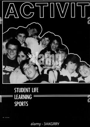 Das Jahrbuch „Echowan 84“ der St. Louis Park High School dokumentiert das Schuljahr 1983-1984 und zeigt Schüler, Vereine, Leichtathletik und große Schulveranstaltungen. Stockfoto