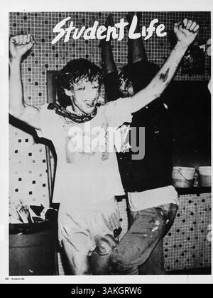 Das Jahrbuch „Echowan 84“ enthält eine Sammlung von Bildern und Erinnerungen aus dem Schuljahr 1983-1984 der St. Louis Park High School, einschließlich Studenten, Dozenten und Schulveranstaltungen. Stockfoto