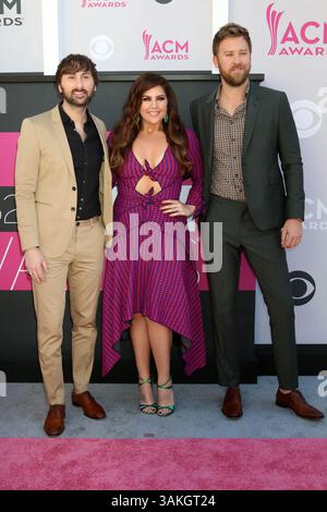 April 2017 - Las Vegas, NV, USA - LAS VEGAS - APR 2: Dave Haywood, Hillary Scott, Charles Kelley bei den Academy of Country Music Awards 2017 in der T-Mobile Arena am 2. April 2017 in Las Vegas, NV (Credit Image: © Kathy Hutchins/Newscom via ZUMA Press) Stockfoto