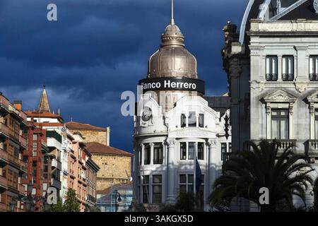 Juni 2016 - Spanien - Herrero Bank im Zentrum von Oviedo City, Asturien, Spanien. Eine der Haltestellen des Luxuszugs Transcantabrico Gran Lujo. (Bild: © Sergi Reboredo via ZUMA Wire) Stockfoto