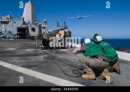 2. Mai 2017 - Pazifik - Seeleute, die der Marine Medium Tiltrotor Squadron (VMM) 161 (verstärkt) zugewiesen sind, starten während einer Composite Training Unit Exercise (COMPTUEX) ein unbemanntes Luftflugzeug RQ-21 Blackjack an Bord des Amphibien-Transportdockschiffs USS San Diego (LPD 22). Die America Amphibious Ready Group führt COMPTUEX vor der Küste Südkaliforniens durch, um einen Einsatz im Laufe des Jahres vorzubereiten. (Bild: © Justin Schoenberger/US Navy Via ZUMA Wire/ZUMAPRESS.com) Stockfoto