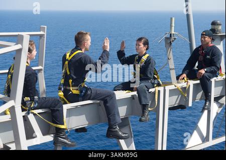 Mai 2017 - Mittelmeer - Lt. Commander. Ben McCarty, Zweiter von links, stellt den Informationssystemtechniker 2. Klasse Nikki Duffy auf dem Yardarm des Arleigh-Burke-Klasse-Raketenzerstörers USS Ross (DDG 71) ein. Ross, der nach Rota, Spanien, stationiert ist, führt Marineoperationen in der 6. US-Flotte durch, um die nationalen Sicherheitsinteressen der USA in Europa und Afrika zu unterstützen. (Kreditbild: © Robert S. Price/US Navy Via ZUMA Wire/ZUMAPRESS.com) Stockfoto
