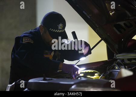 25. Mai 2017 - Chicago, IL, USA - Polizei untersucht ein Auto, das von einem 14-jährigen Jungen und einem 17-jährigen Jungen zum Mount Sinai Hospital gefahren wurde, die in der Nähe der Kreuzung 25th Street und Trumbull Avenue am Donnerstag, 25. Mai 2017 in Chicago erschossen wurden. (Bild: © Armando L. Sanchez/TNS via ZUMA Wire) Stockfoto