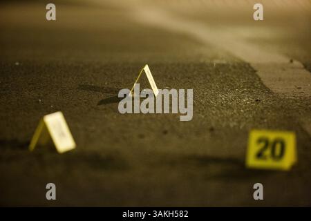 25. Mai 2017 – Chicago, IL, USA – Gewehrgehäuse sitzen auf dem Boden, wo ein 14-jähriger Junge und ein 17-jähriger Junge in der Nähe der Kreuzung 25th Street und Trumbull Avenue am Donnerstag, 25. Mai 2017 in Chicago erschossen wurden. (Bild: © Armando L. Sanchez/TNS via ZUMA Wire) Stockfoto