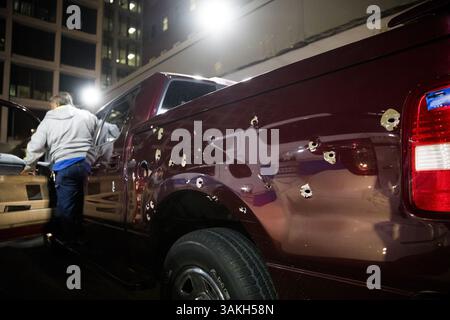 25. Mai 2017 - Chicago, IL, USA - Bullet Lochs pfeffern ein Auto, das von einem 14-jährigen Jungen und einem 17-jährigen Jungen in der Nähe der Kreuzung 25th Street und Trumbull Avenue am Donnerstag, 25. Mai 2017 in Chicago zum Mount Sinai Hospital gefahren wurde. (Bild: © Armando L. Sanchez/TNS via ZUMA Wire) Stockfoto