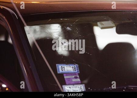 25. Mai 2017 - Chicago, IL, USA - Bullet Lochs sitzen in einem Auto, das von einem 14-jährigen Jungen und einem 17-jährigen Jungen in der Nähe der Kreuzung 25th Street und Trumbull Avenue am Donnerstag, 25. Mai 2017 in Chicago zum Mount Sinai Hospital gefahren wurde. (Bild: © Armando L. Sanchez/TNS via ZUMA Wire) Stockfoto