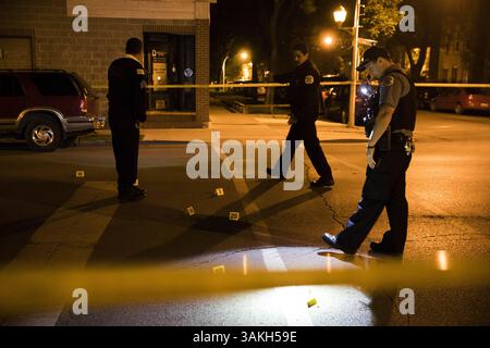 25. Mai 2017 – Chicago, IL, USA – die Polizei arbeitet am Tatort, an dem ein 14-jähriger Junge und ein 17-jähriger Junge in der Nähe der Kreuzung 25th Street und Trumbull Avenue erschossen wurden. Donnerstag, 25. Mai 2017 in Chicago. (Bild: © Armando L. Sanchez/TNS via ZUMA Wire) Stockfoto