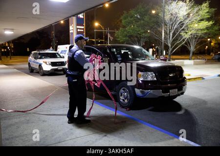 25. Mai 2017 - Chicago, IL, USA - Polizei entfernt Beweisband in der Nähe eines Autos, das von einem 14-jährigen Jungen und einem 17-jährigen Jungen zum Mount Sinai Hospital gefahren wurde, die in der Nähe der Kreuzung 25th Street und Trumbull Avenue am Donnerstag, 25. Mai 2017 in Chicago erschossen wurden. (Bild: © Armando L. Sanchez/TNS via ZUMA Wire) Stockfoto