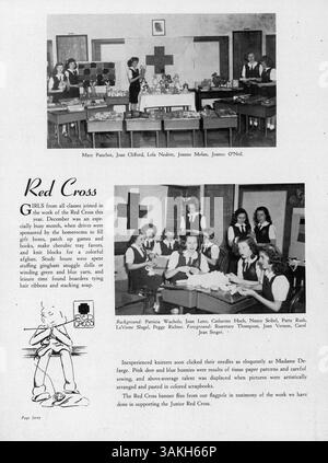 Das Angelus Yearbook 1945 der Academy of Holy Angels zeigt Schüler, Lehrer, Leichtathletik, Vereine und wichtige Veranstaltungen aus dem Schuljahr 1944-1945. Stockfoto