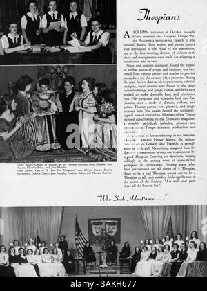 Das Angelus Yearbook 1945 der Academy of Holy Angels zeigt Schüler, Lehrer, Leichtathletik, Vereine und wichtige Veranstaltungen aus dem akademischen Jahr 1944-1945. Stockfoto