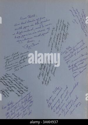 Dieses Angelus Yearbook 1945 zeigt Schülerleben, Leichtathletik, Clubs und wichtige Schulveranstaltungen der Akademie der Heiligen Engel während des Schuljahres 1944-1945. Stockfoto