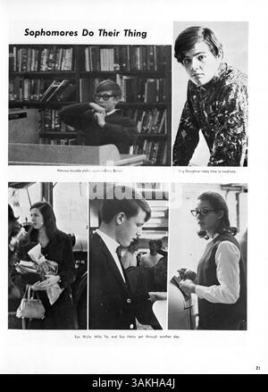 Das Wayzata High School Jahrbuch 1969, Wayako 69, zeigt die Aktivitäten der Schule, von Sport und Clubs bis hin zu Schülerleistungen und Dozenten, und bietet einen umfassenden Überblick über das akademische Jahr 1968-1969. Stockfoto