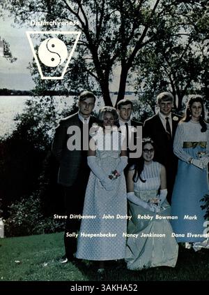 Wayako 69, das 1969 Wayzata High School Jahrbuch, dokumentiert die Schülerschaft, Lehrer, außerschulische Aktivitäten und Sportveranstaltungen des Schuljahres 1968-1969. Stockfoto