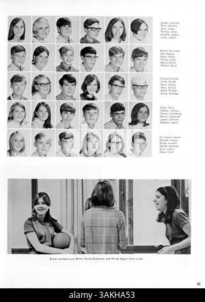 Das Wayzata High School Jahrbuch 1969, Wayako 69, dokumentiert die Schüler, die Fakultät, die Leichtathletik, Clubs und Veranstaltungen aus dem akademischen Jahr 1968-1969, die die Kultur und Gemeinschaft der Schule widerspiegeln. Stockfoto