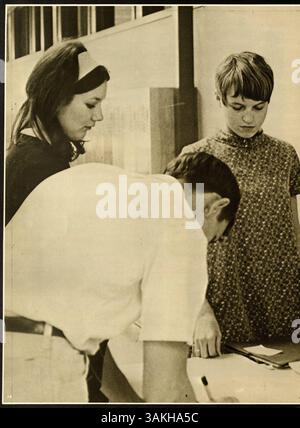 Das Wayzata High Yearbook 1969, Wayako 69, bietet einen umfassenden Überblick über das Schuljahr und beleuchtet das Leben der Schüler, die Leichtathletik, die Lehrkräfte und wichtige Schulereignisse aus dem akademischen Jahr 1968-1969. Stockfoto