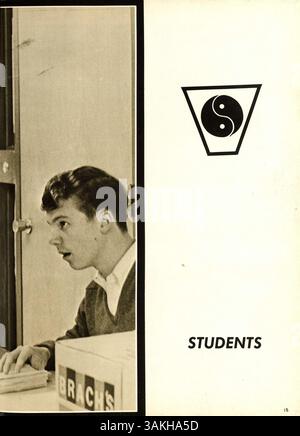 Wayako 69, das 1969 Wayzata High Yearbook, fasst die Erfolge der Schüler, Vereine, Leichtathletik und Veranstaltungen des Jahres zusammen und dokumentiert die Höhepunkte des Schuljahres 1968-1969. Stockfoto
