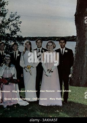 Das Wayzata High School Jahrbuch 1969, Wayako 69, zeigt die Schüler, Dozenten, Clubs, Sport und Großveranstaltungen des Schuljahres 1968-1969, die die wichtigsten Momente des Schuljahres festhalten. Stockfoto
