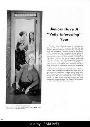 Wayako 69, das 1969 Wayzata High Yearbook, zeigt Highlights aus Schüleraktivitäten, Lehrkräften, Leichtathletik und gesellschaftlichen Veranstaltungen und dokumentiert die Erfahrungen und Erinnerungen des Schuljahres 1968-1969. Stockfoto
