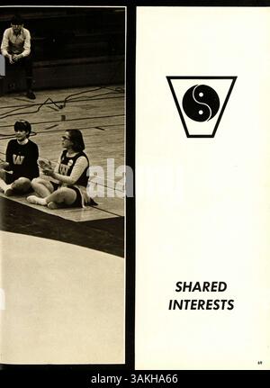 Die Ausgabe 1969 des Wayzata High School Jahrbuchs, „Wayako 69“, enthält Berichte über Schüler, Lehrkräfte, Schulveranstaltungen, Vereine und Leichtathletik aus dem Schuljahr 1968-1969. Stockfoto