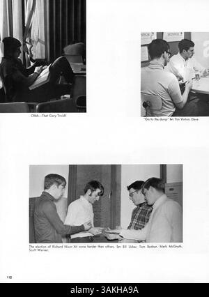 Das Wayzata High Yearbook 1969, Wayako 69, zeigt wichtige Veranstaltungen, Lehrkräfte, Studenten, Vereine und Sportarten aus dem Schuljahr 1968-1969, die das Leben der Schüler und die Schulleistungen dokumentieren. Stockfoto