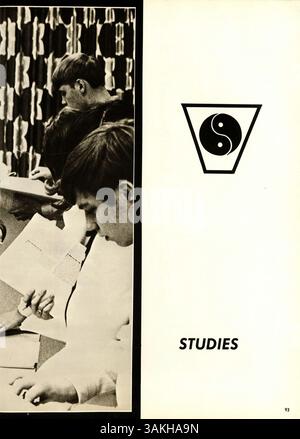 Wayako 69, das Jahrbuch 1969 für die Wayzata High School, beleuchtet die akademischen und außerschulischen Leistungen der Schüler und dokumentiert die Fakultät, Leichtathletik und andere Schulveranstaltungen aus dem akademischen Jahr 1968-1969. Stockfoto