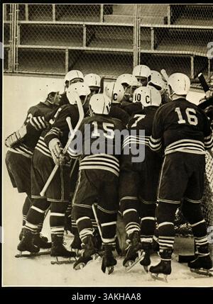 Wayako 69, das Jahrbuch der Wayzata High School 1969, bewahrt die Erinnerungen an das Studentenleben, sportliche Veranstaltungen, Schulclubs und Lehrtätigkeiten aus dem Schuljahr 1968-1969 auf. Stockfoto