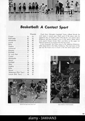 Wayako 69, das Jahrbuch der Wayzata High School aus dem Jahr 1969, enthält wichtige Momente aus dem akademischen Jahr 1968-1969, mit Studenten, Dozenten, Leichtathletik, Clubs, und bemerkenswerte Schulveranstaltungen. Stockfoto