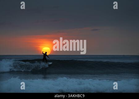 Mai 2017 - San Diego, CA, USA - 10. Mai 2017 - San Diego, Kalifornien, USA - Ein Surfer reitet auf einer Welle, während die Sonne am Pacific Beach in San Diego, CA. Untergeht (Bild: © KC Alfred via ZUMA Wire) Stockfoto