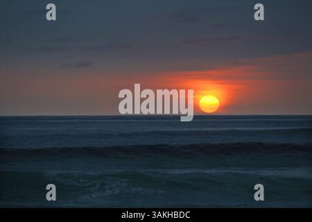 Mai 2017 - San Diego, CA, USA - 10. Mai 2017 - San Diego, Kalifornien, USA - die Sonne geht an einem warmen Frühlingsabend am Pacific Beach in San Diego, CA. Unter (Bild: © KC Alfred via ZUMA Wire) Stockfoto