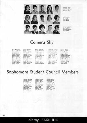 Diese Ausgabe des Jahrbuchs „Sagamore“ 1967 von der Roosevelt High School beleuchtet das Schülerleben, akademische Veranstaltungen, Leichtathletik und die Geschichte der afroamerikanischen Schule im Jahr 1966-1967. Stockfoto