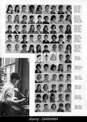 Diese Ausgabe des Jahrbuchs „Sagamore“ von Roosevelt High aus dem Jahr 1967 erfasst das Leben der Schüler, das Engagement der Lehrkräfte, sportliche Teams und Beiträge zur Geschichte der afroamerikanischen Geschichte während des Schuljahres 1966-1967. Stockfoto